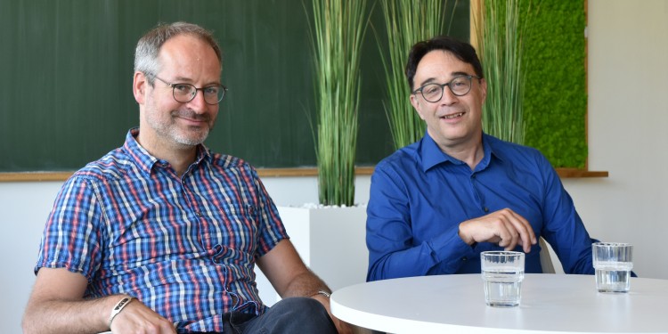 Martin Hils (l.) and Matthias Löwe invite you to a digital lecture in the series "Brücken in der Mathematik".<address>© MM/vl</address>