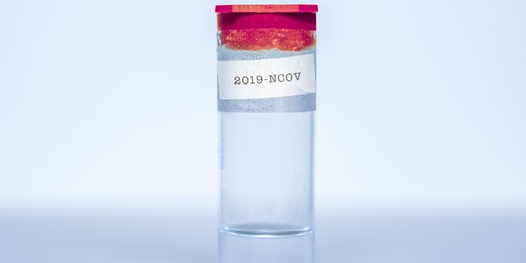 Transparente Flasche mit einer Flüssigkeit und einem Label (Symbolfoto)<address>© Unsplash - Vincent Ghilione</address>
