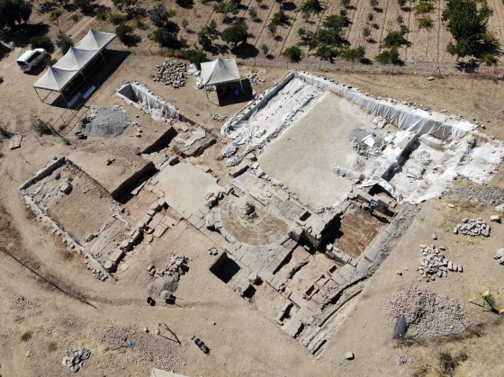 This aerial photograph shows the uncovered parts of the basilica with its well-preserved apse.<address>© WWU - Asia Minor Research Centre</address>