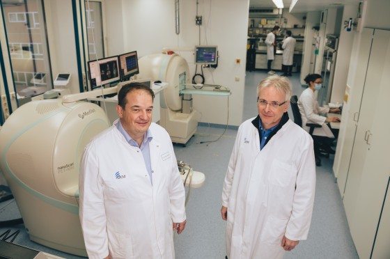 The spokesperson for the CRC “inSight” is nuclear medicine specialist Prof. Michael Schäfers (left), his deputy is biochemist Prof. Friedemann Kiefer.<address>© Michael Kuhlmann</address>