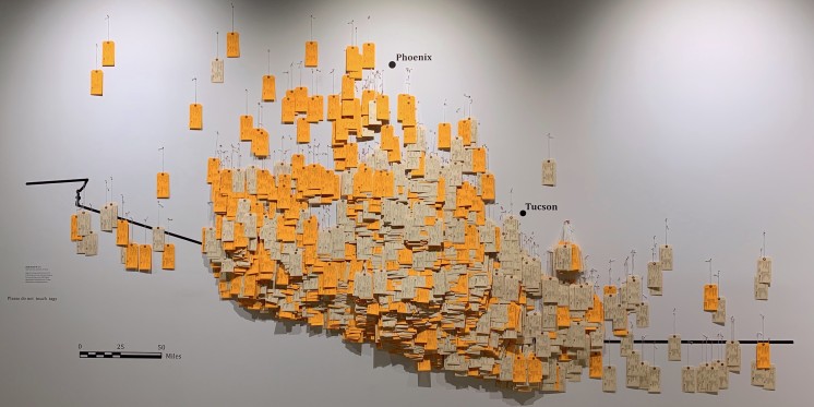 Herz der Ausstellung ist die Installation der über 3.200 &quot;toe tags&quot;.<address>© Undocumented Migration Project</address>