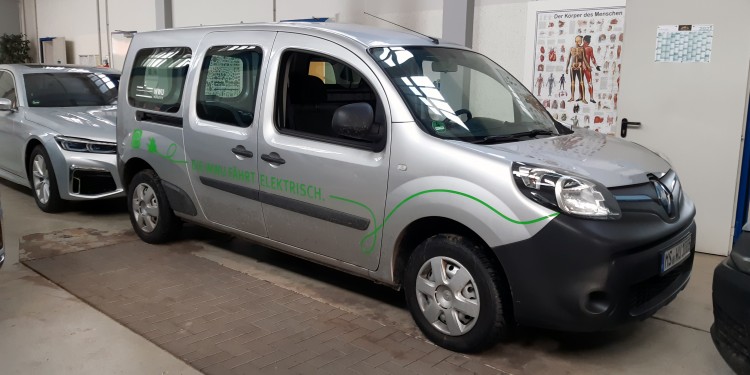 Nicht nur Elektroautos sind an der WWU im Einsatz, auch E-Lastenräder werden für zahlreiche Transporte in der Stadt genutzt.<address>© WWU - Dezernat 2 „Zentrale Dienstleistungen“</address>