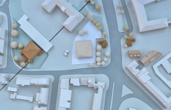 Das Modell zeigt, wie sich Grundstück (zentral im Bild, weiß unterlegt) und Gebäude der WWU-Kita in die Umgebung einbetten werden.<address>© WWU - Schopmeyer Architekten</address>