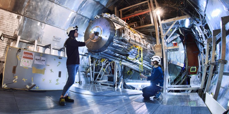 Wissenschaftlerinnen arbeiten an der Abschirmung des Myon-Detektors im Inneren des &quot;ALICE&quot;-Experiments am CERN.<address>© CERN - Julien Ordan</address>