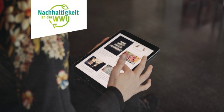 Eine Frau hält ein Tablet in der Hand und scrollt durch den Blog.<address>© WWU - Malte Papenfuss</address>