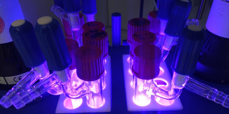 Chemists use this experimental setup for photochemical reactions.<address>© Peter Bellotti</address>