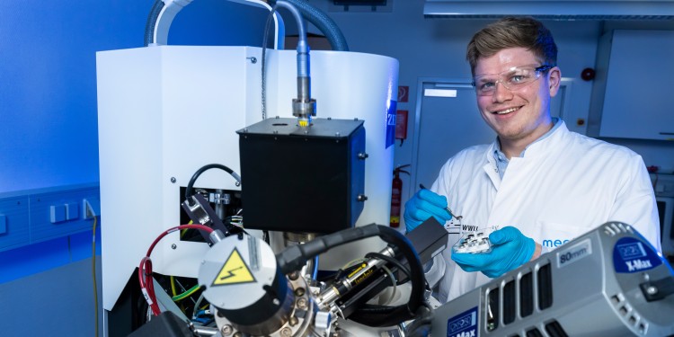 For more sustainability: The aim of the team of researchers led by project coordinator Jens Matthies Wrogemann is to create a more environmentally friendly lifecycle for batteries – from the selection of resources and their transportation to production, disposal and recycling.<address>© WWU - MünsterView</address>