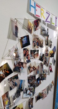 Eine Fotowand im Wohnzimmer erzählt von den vergangenen Erlebnissen.<address>© WWU - Jana Haack</address>