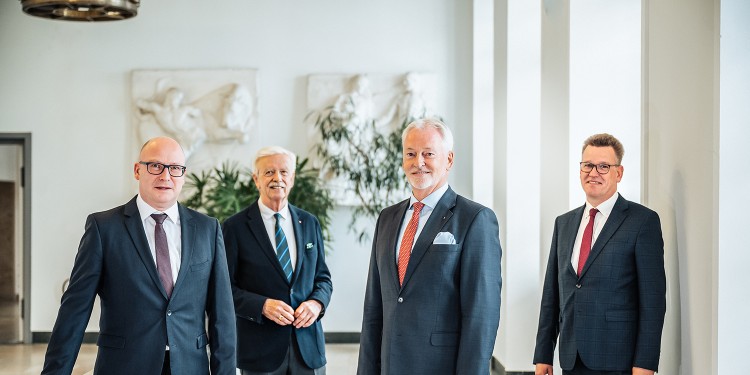 Kanzler Matthias Schwarte (l.), Kuratoriumsvorsitzender Hans-Bernd Wolberg (2. v. l.) und Rektor Prof. Dr. Johannes Wessels (r.) begrüßten Michael Schmidt als neues Kuratoriumsmitglied der Stiftung WWU Münster.<address>© WWU - Thomas Mohn</address>