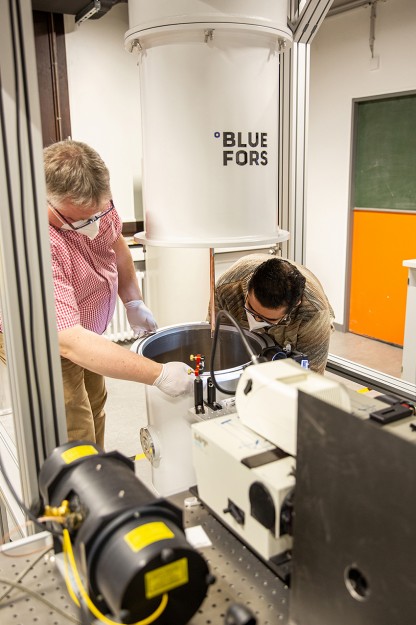 AG-Mitarbeiter bauen die Vakuumkanne des Bluefors-Kryostaten auseinander.© WWU - Peter Leßmann