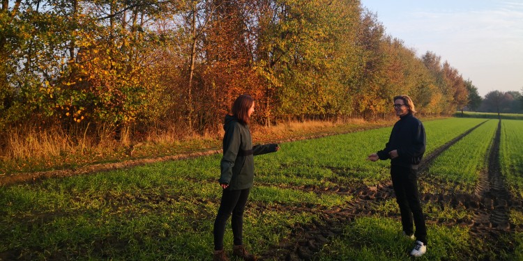 Für eine nachhaltigere Landwirtschaft durch Bäume und Gehölze auf Ackerflächen: Die Landschaftsökologie-Studierenden Julia Binder und Thomas Middelanis initiierten das Forschungsprojekt „Monitoring moderner Agroforst-Ökosysteme“.<address>© Binder/Middelanis</address>