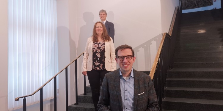 Ludger Hiepel (Katholische Theologie, vorne), Nina Nolte (Arbeitsstelle Forschungstransfer) und Prof. Dr. Michael Quante (Prorektor für Internationales und Transfer) laden zur digitalen Eröffnung der Ausstellung über jüdisches Leben im Münsterland ein.<address>© Sebastian Kiefl</address>