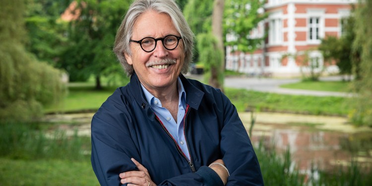 Norbert Sachser is Senior Professor of Behavioural Biology at Münster University. In 2018 he published his book “The Human in the Animal”, which immediately entered the German bestseller lists.<address>© WWU - Peter Leßmann</address>
