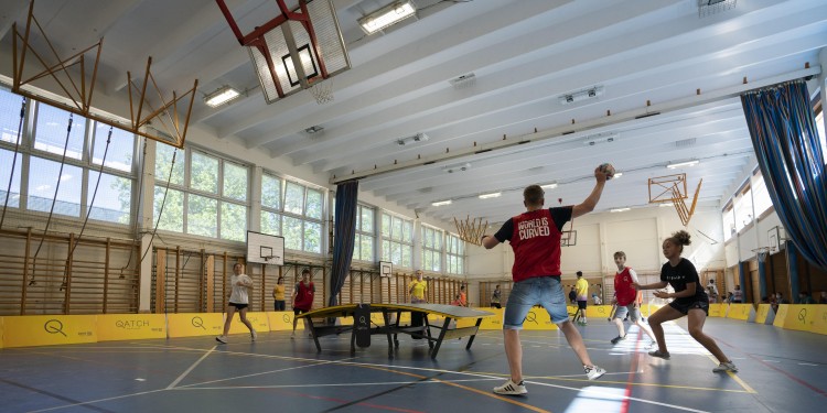 Die Handball-Alternative &quot;Qatch&quot; wird an einem sogenannten Teq-Tisch gespielt, der an eine gekrümmte Tischtennisplatte erinnert.<address>© qatch.org</address>