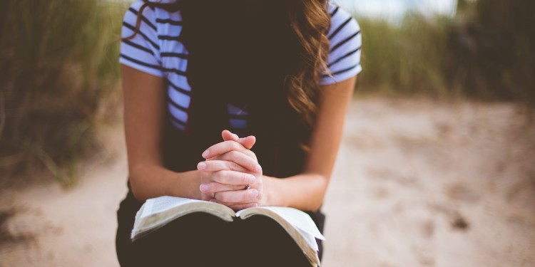 Nicola Deisels Ergebnisse zeigen, dass sich vor allem Menschen mit körperlichen oder psychischen Beschwerden auf die Suche nach einem eigenen spirituellen Weg machen.<address>&copy; Unsplash - Ben White</address>