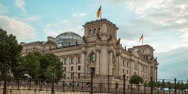 Am 26. September findet die Bundestagswahl 2021 statt. Der Wahl-Kompass hilft zu überprüfen, welche Positionen die Parteien vertreten.<address>© Unsplash - Leon Seibert</address>