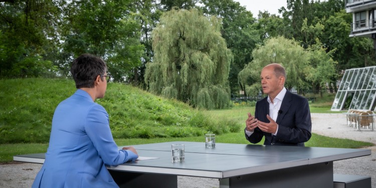 Wenig Gestik, viel Ruhe: SPD-Kanzlerkandidat Olaf Scholz im ZDF-Sommerinterview mit Journalistin Shakuntala Banerjee.<address>© ZDF/Claudius Pflug</address>