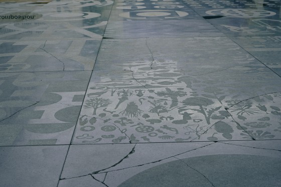 Einige der Risse sind noch erkennbar auf den Granitplatten.<address>© WWU - Sophie Pieper</address>