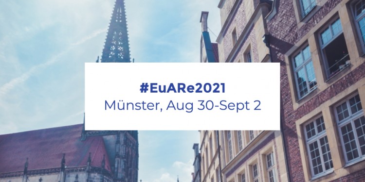 Auf dem Foto sind die Lambertikirche und die Giebelhäuser des Prinzipalmarktes in Münster zu sehen. Darüber liegt ein Schriftzug mit dem Hashtag der Tagung (#EuARe2021).<address>© EuARe</address>
