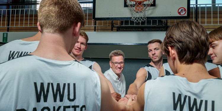 Rektor Prof. Dr. Johannes Wessels wünschte den Spielern der WWU Baskets viel Erfolg für die mit Spannung erwartete neue Saison.<address>© WWU - MünsterView</address>