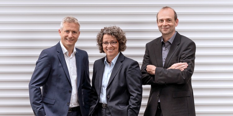 V. l.: Dr. Christian Schulze Gronover, Dr. Carla Recker und Prof. Dr. Dirk Prüfer.<address>© Deutscher Zukunftspreis</address>