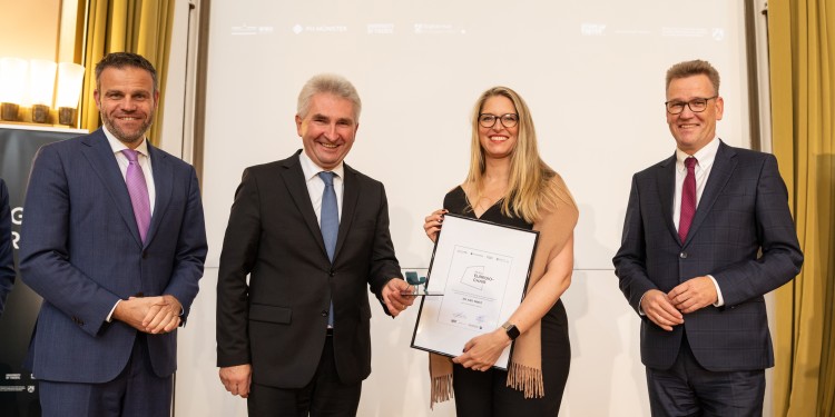Prof. Dr. Thorsten Wiesel (Project Manager REACH EUREGIO Start-up Center, l.), NRW Minister of Economic Affairs Prof. Dr. Andreas Pinkwart and Rector Prof. Dr. Johannes Wessels (r.) congratulated the award winner Dr. Kati Ernst.<address>© WWU - Peter Leßmann</address>