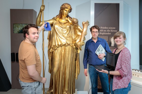 Gemeinsam mit Studentin Saskia Erhardt und Museumsdirektor Prof. Dr. Achim Lichtenberger zeigt er, dass das Gerät auch große Statuen erfassen kann.<address>© WWU - MünsterView</address>