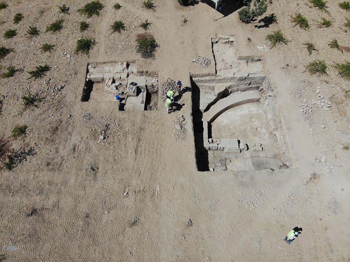 Luftbild des Grabungsareals mit den freigelegten Bereichen der Südwestecke des neu entdeckten Heiligtums. © Forschungsstelle Asia Minor
