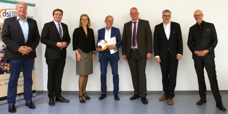 Der Fachbereich Psychologie und Sportwissenschaft der WWU hat den Ressortleiter der Deutschen Sportjugend (dsj), Peter Lautenbach (Mitte), mit der Ehrendoktorwürde ausgezeichnet.<address>&copy; Nico Breuker</address>