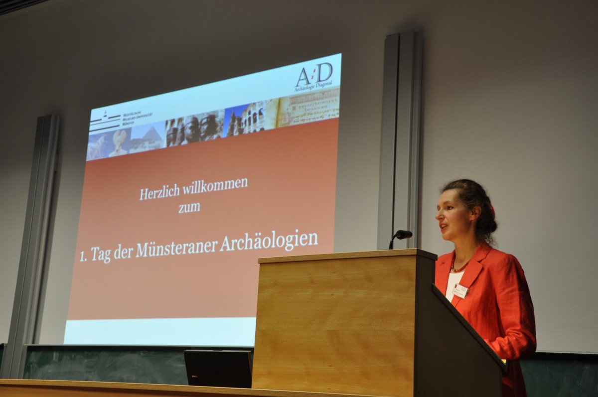 Prof. Dr. Angelika Lohwasser, Initiatorin des Netzwerks, bei der Eröffnung zum 1. Tag der Münsteraner Archäologien (2012) © Netzwerk Archäologie Diagonal