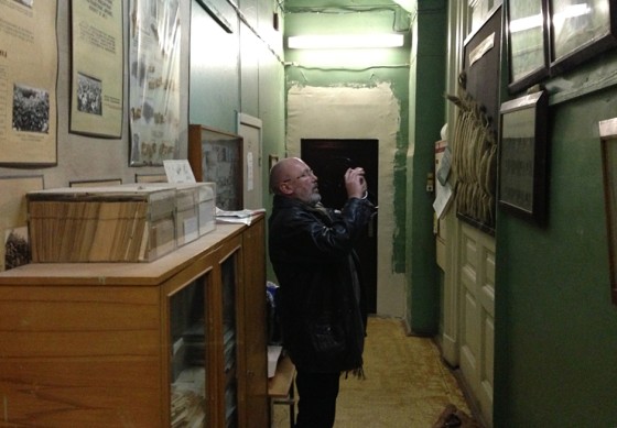 Gemeinsamer Besuch von Prof. Dr. Joachim Schiemann vom Julius Kühn Institut (Bild) und Prof. Dr. Dirk Prüfer in einem ungeheizten Teil des Vavilov-Instituts – im Winter bei einer Außentemperatur von circa 20 Grad Minus.<address>&copy; Dirk Prüfer</address>