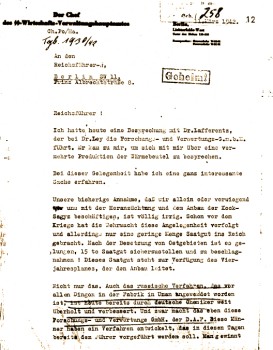 Beispiel für einen schriftlichen Bericht der Nationalsozialisten über vermeintliche Fortschritte in der Erforschung des Russischen Löwenzahns. Stempel wie „geheim“ oder „dringend“ sind häufig in der Korrespondenz zu finden und belegen, wie die Kriegstreiber nach verfügbarem Kautschuk gierten und wie knapp der importierte Rohstoff geworden war, vor allem nach dem Überfall auf Russland. Das gesamte Konvolut, das Prof. Dr. Dirk Prüfer aus dem Bundesarchiv bezogen und ausgewertet hat, umfasst über tausend Seiten zur „Geheimen Reichssache Gummipflanze Kog-Sagis“.<address>&copy; Bundesarchiv</address>