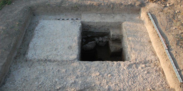 The excavation trench shows a pillar of the unfinished aqueduct.<address>© Artaxata project</address>