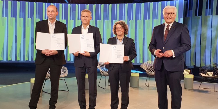 Dirk Prüfer, Christian Schulze Gronover und Carla Recker neben Bundespräsident Frank-Walter Steinmeier (v. l.)<address>© WWU - nor</address>