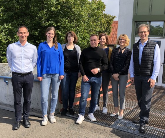 Titin research project leader Prof. Wolfgang Linke (right) with his team and collaborators: Prof. Holger Reinecke, Lina Folsche, Franziska Koser, Andreas Unger, Anna Hucke and Anastasia Hobbach (from left).<address>© privat</address>