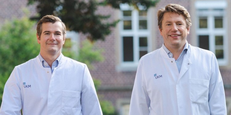 Researching into options for treating EB: Dr. Maximilian Kückelhaus (left) and his chief, Prof. Tobias Hirsch, who holds the chair of Plastic and Reconstructive Suregery at Münster University.<address>© WWU - L. Jeremies</address>