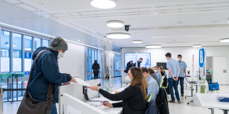 Ein Rädchen griff ins andere: Die gute Vorbereitung und das Engagement aller Beteiligten machten die WWU-Impfaktion zu einem großen Erfolg.<address>&copy; WWU - Michael Möller</address>