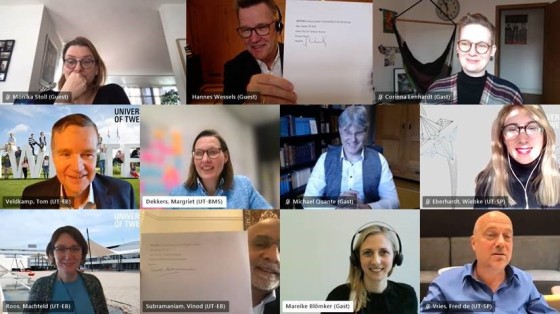 The rectors of the Universities of Münster and Twente sign a memorandum of understanding during an online meeting between the managements of the two universities.<address>© WWU - Mareike Blömker</address>