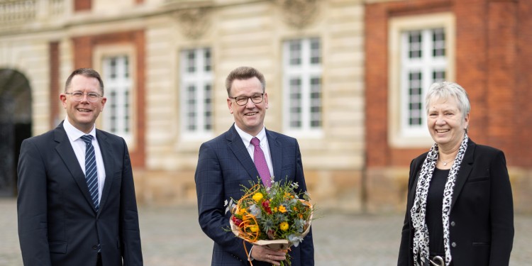 Caption: The University Electoral Assembly voted overwhelmingly for a second term of office for Rector Prof. Johannes Wessels (centre). Prof. Hinnerk Wißmann, the Chair of the Senate, and Dr. Elke Topp, Chair of the Board of Governors, congratulated Wessels on his election.<address>© WWU - Peter Leßmann</address>