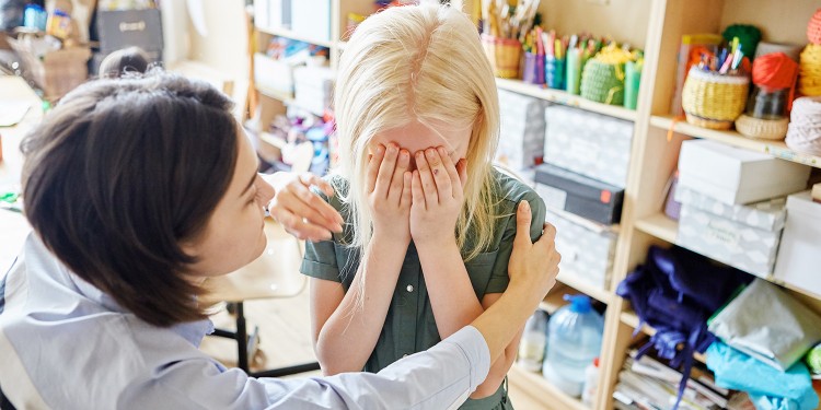 Wie müssen Lehrkräfte mit Kindern reden, die Opfer häuslicher Gewalt geworden sind? In einem Seminar an der WWU lernen Lehramtsstudierende richtige Kommunikationstechniken.<address>&copy; AdobeStock</address>