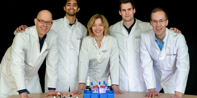 Prof. Dr. Frank Glorius (left) with Subhabrata Dutta, Tiffany O. Paulisch, Roman Kleinmans and Tobias Pinkert (from left) from the &quot;Team Glorius&quot;.<address>© University of Münster - Peter Dziemba</address>