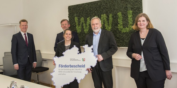 Rektor Prof. Dr. Johannes Wessels, Staatssekretär Dr. Dirk Günnewig, Prof. Dr. Angela Schwering, Prof. Dr. Albert Remke und Prorektorin Prof. Dr. Regina Jucks (v.l.)<address>© WWU - Brigitte Heeke</address>