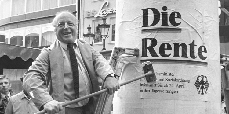 On 21 April 1986, on the market square in Bonn, the then Minister of Labour, Norbert Blüm, took a brush and himself pasted up the first poster in an information campaign on how safe pensions were.<address>© picture-alliance / dpa | Peter Popp</address>