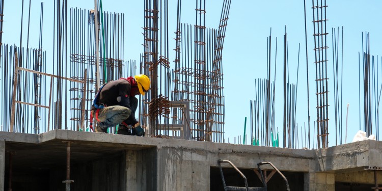 Many migrant labourers work in construction abroad.<address>© Unsplash - Ivan Henao</address>