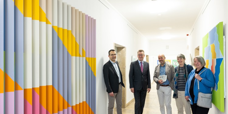 Universitätskustos Dr. Eckhard Kluth und Rektor Prof. Dr. Johannes Wessels bedankten sich bei Hans Georg Helmstädter, Roselinde Helmstädter und Bärbel Rietmann (v. l.), die als Kinder des Künstlers und Ökonomen Prof. Dr. Ernst Helmstädter der Universität Münster rund 100 Werke aus dem Nachlass ihres Vaters schenkten.<address>© WWU - Peter Leßmann</address>