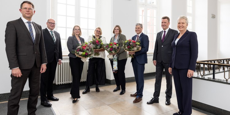 Die Vorsitzende des Hochschulrats, Dr. Elke Topp (r.), der Senats-Vorsitzende Prof. Dr. Hinnerk Wißmann (l.), Rektor Prof. Dr. Johannes Wessels (2. v. r.) und Kanzler Matthias Schwarte (2. v. l.) gratulierten Prof. Dr. Maike Tietjens (3. v. l.), Prof. Dr. Monika Stoll (4. v. l.), Prof. Dr. Regina Jucks (4. v. r.) und Prof. Dr. Michael Quante (3. v. r.) zur Wiederwahl.<address>© WWU - Peter Leßmann</address>