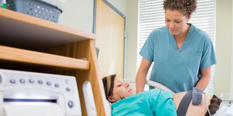 Das duale Studium bereitet angehende Hebammen auf die Betreuung schwangerer Frauen vor, vermittelt aber auch vielfältige akademische Herangehensweisen.<address>© Tyler Olson - stock.adobe.com</address>