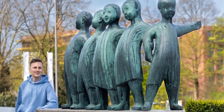 Die Skulptur &quot;Fünf Kinder&quot; empfängt Patienten und Besucher am Eingang West des Zentralklinikums.<address>© WWU - MünsterView</address>