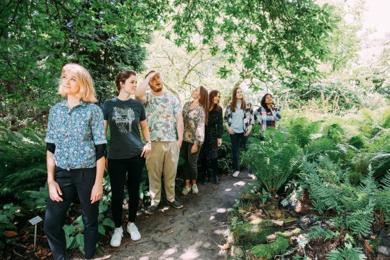 Katharina Scheerer (links) und ihr Projektteam haben sich für ihre Ausstellung „Eden? Plants between Science and Fiction“ tief ins Dickicht von Literatur und Botanik begeben.<address>&copy; Aline Klieber</address>