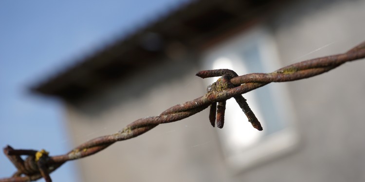 Bereits neun Jahre vor dem Mauerbau verhinderte die DDR-Führung mit der Schließung der innerdeutschen Grenze am 26. Mai 1952 einen Übertritt in die Bundesrepublik.<address>© stock.adobe.com - Rick H.</address>